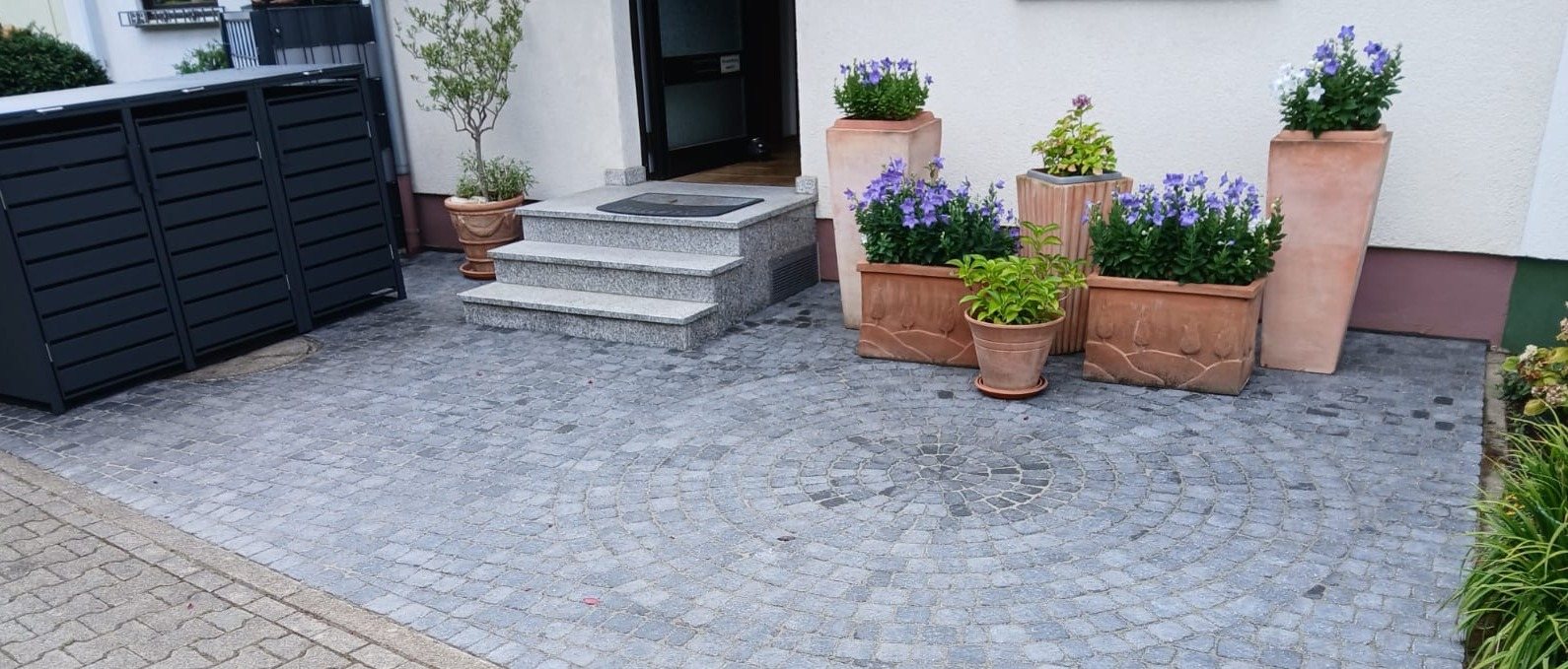Echtes Kundenprojekt: neue Pflasterfläche mit Verkleidung für Mülltonnen